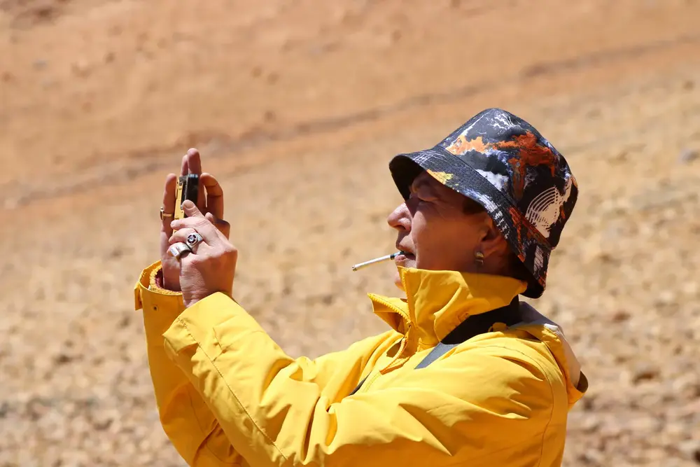 Pasajera fotografiando los cerros de colores de Suriplaza