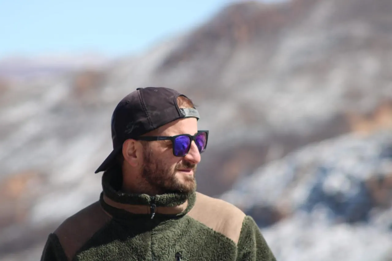 Retrato en la ruta, con los cerros nevados del altiplano detrás