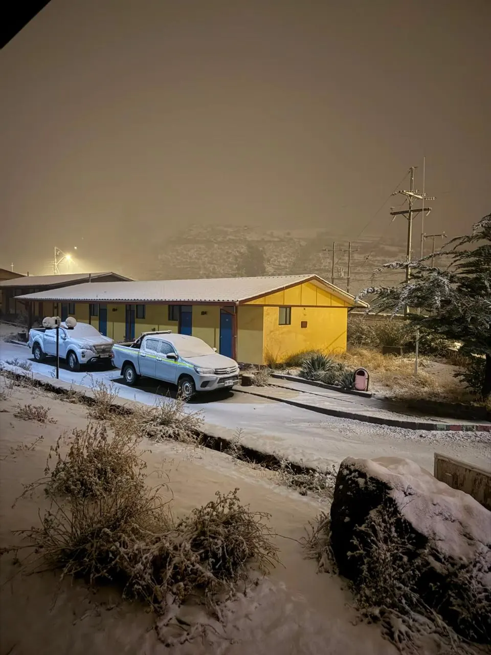 El Hotel Las Vicuñas al anochecer durante la nevada