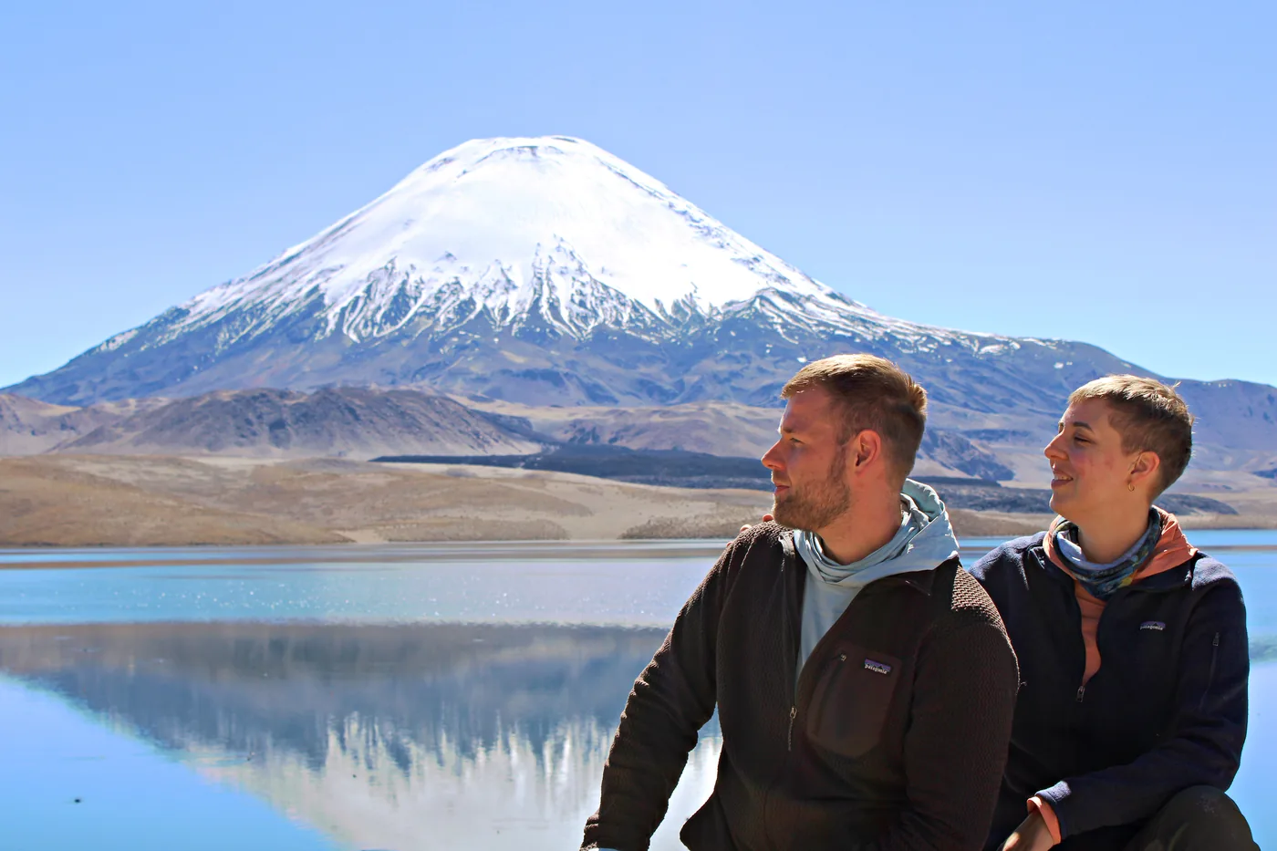 Johanna y Nils frente al lago Chungará con el volcán Parinacota nevado detrás
