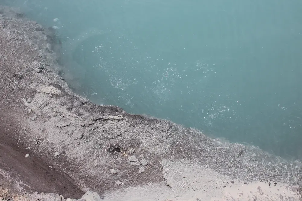 Laguna turquesa en las Termas de Polloquere