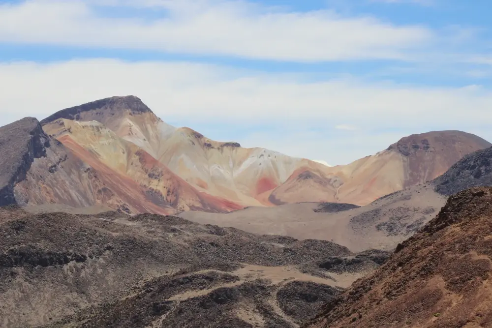 Panorámica de los cerros de colores de Suriplaza