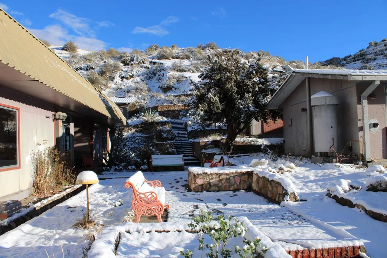 El patio del Hotel Las Vicuñas con nieve