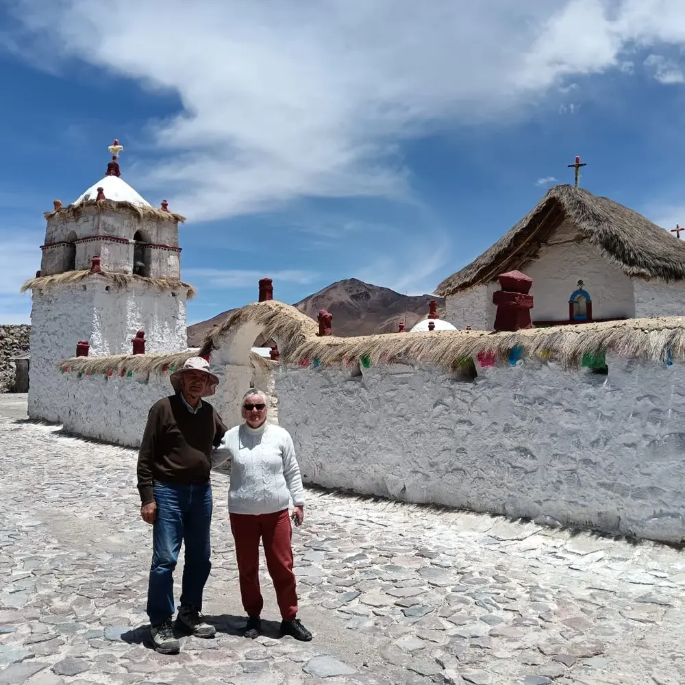 Siegfrid y Waltraud frente a la iglesia de Parinacota
