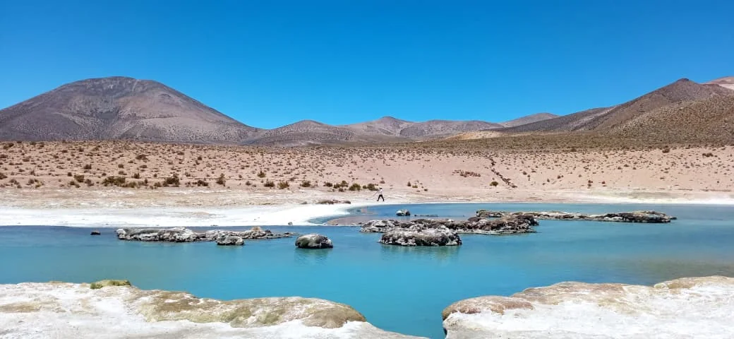 Termas de Polloquere: laguna turquesa de aguas termales junto al Salar de Surire