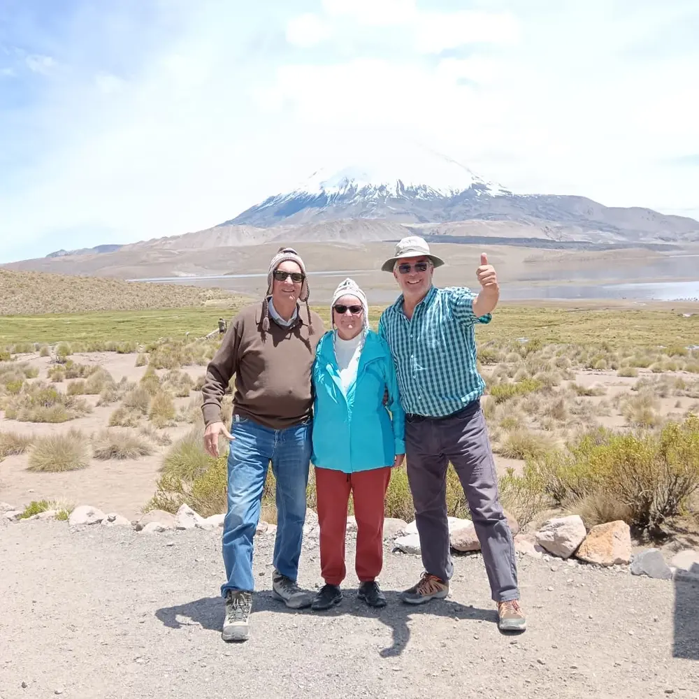 Grupo de pasajeros en el lago Chungará